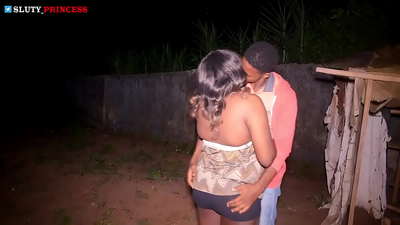 ಕ್ಲಬ್ನಿಂದ ದುಂಡುಮುಖದ ಹುಡುಗಿಯೊಂದಿಗೆ ಬೀದಿ ಪ್ರಣಯ ಮತ್ತು ಹಾಟ್ ಸೆಕ್ಸ್